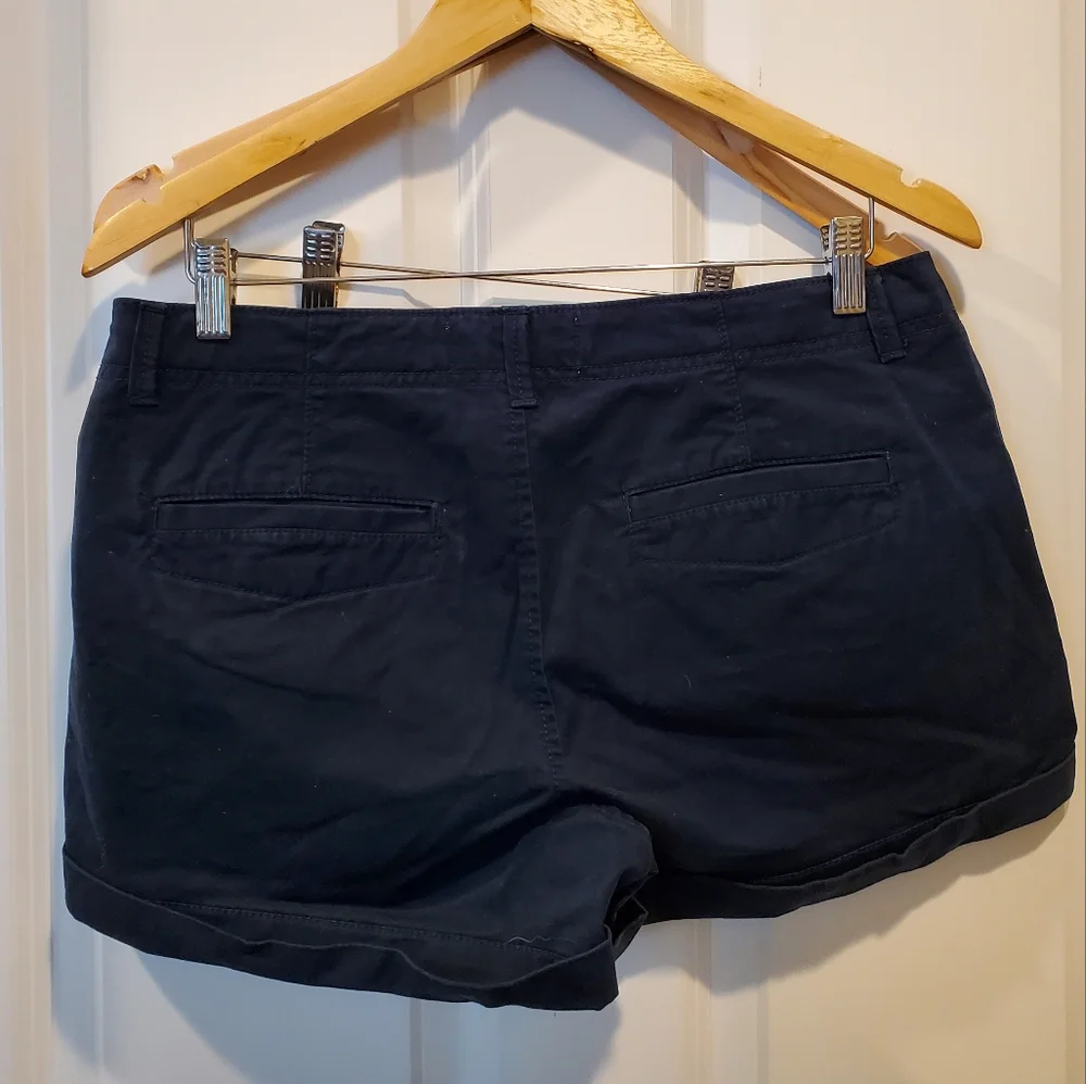 Old Navy women's 3.5 inch perfect shorts. Size 8, navy.‎